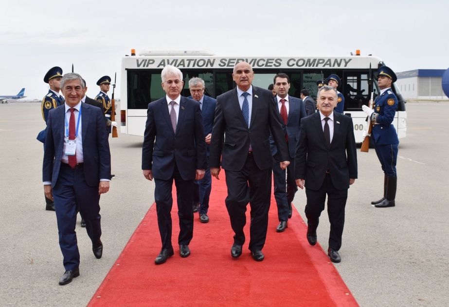 El Presidente de la Cámara de Representantes de la Asamblea Suprema de Tayikistán llega a Azerbaiyán