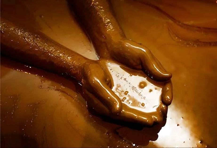 Báñese en aceite para aliviar los dolores en Naftalan, Azerbaiyán