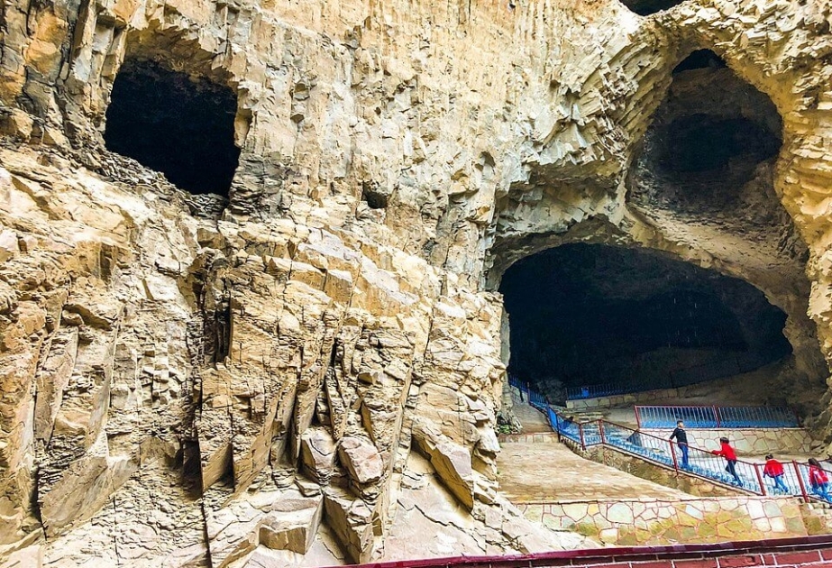 El santuario en la cueva natural –Ashabi-Kahf