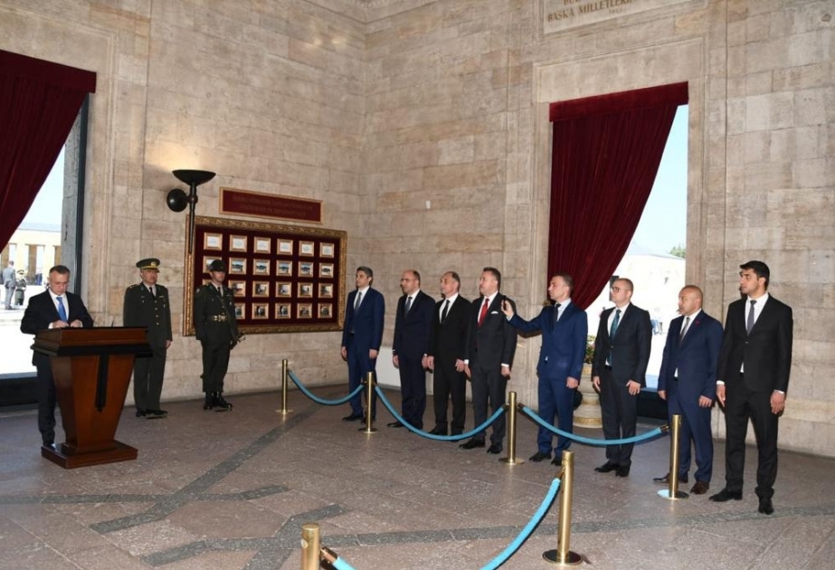 Türkiyədə səfərdə olan Azərbaycan nümayəndə heyəti Anıtqəbri ziyarət edib
