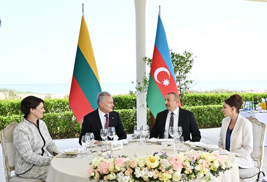 Prezident İlham Əliyevin və xanımı Mehriban Əliyevanın adından Prezident Gitanas Nauseda və xanımı Diana Nausedienenin şərəfinə rəsmi ziyafət verilib VİDEO