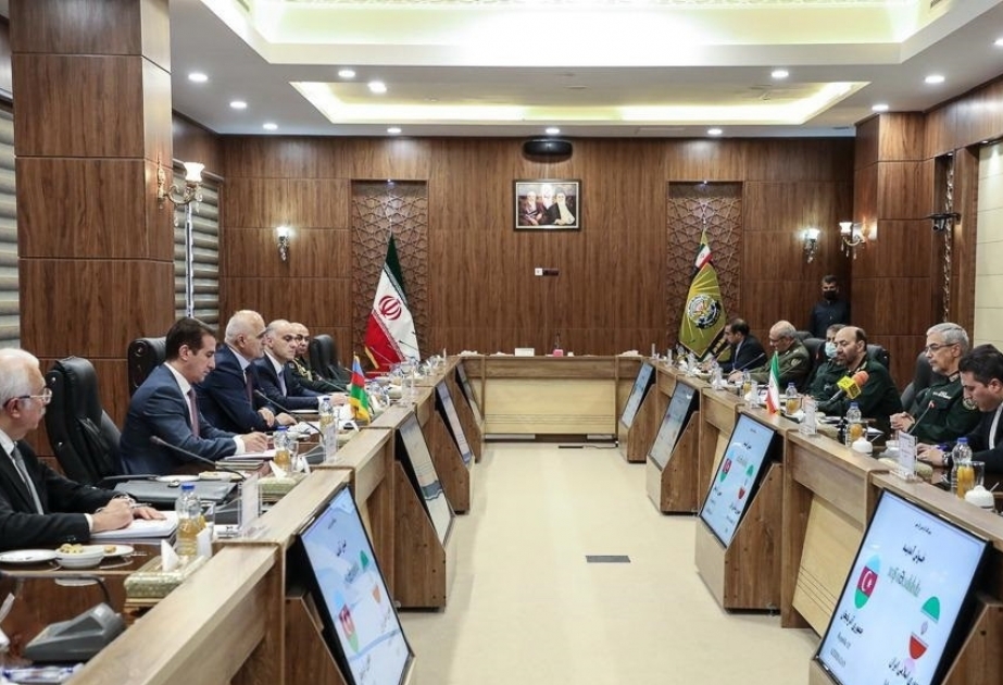 نائب رئيس الوزراء الاذربيجاني يلتقي رئيس الأركان العامة للقوات المسلحة الإيرانية