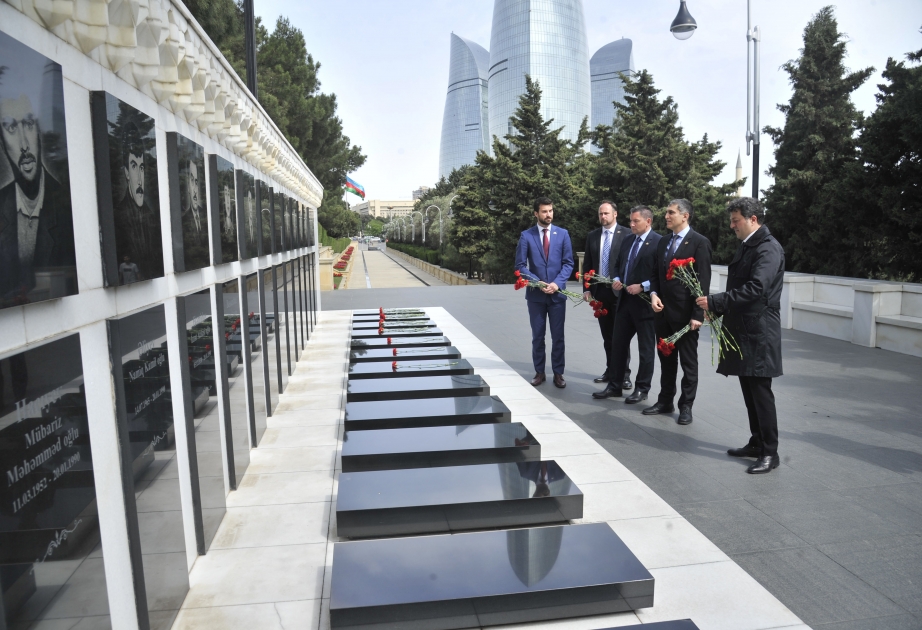 Kanada parlamentinin İcmalar Palatasının nümayəndə heyəti Şəhidlər xiyabanını ziyarət edib