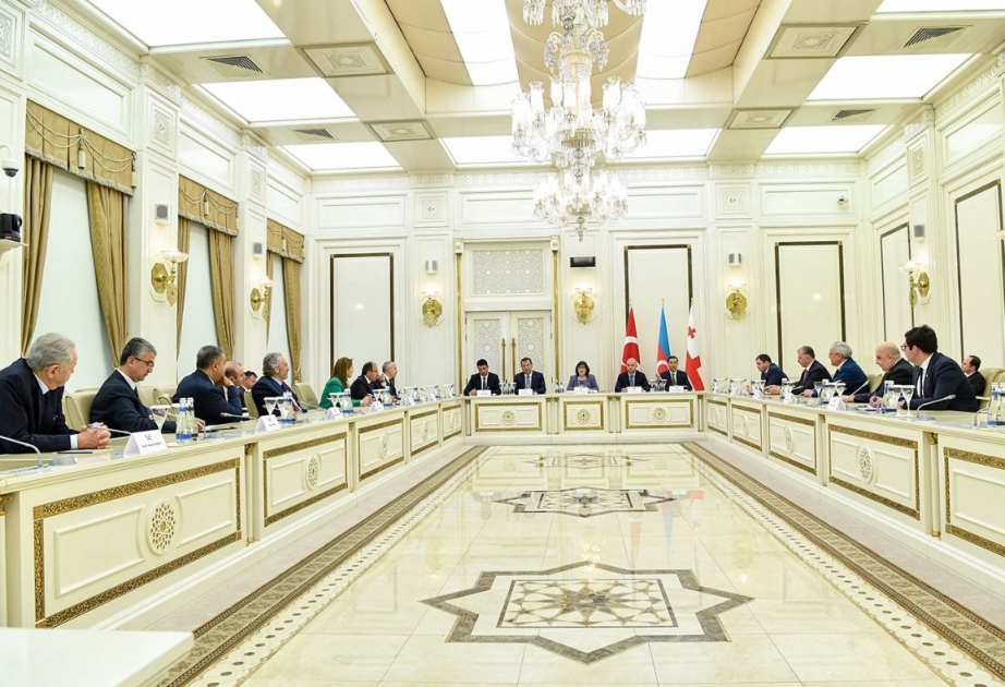 Milli Məclisin sədri üç ölkənin parlamentlərinin Xarici əlaqələr komitələrinin VII üçtərəfli iclasının iştirakçıları ilə görüşüb