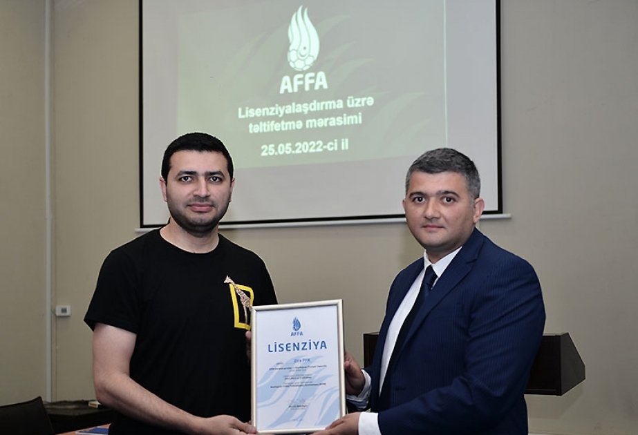Klublara lisenziyalar təqdim olunub