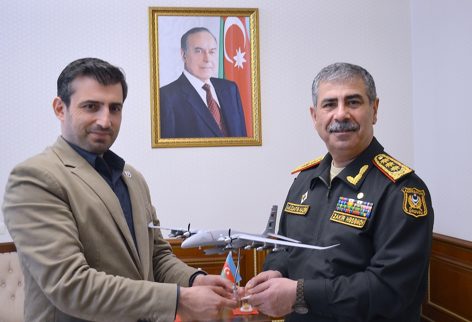 El Ministro de Defensa de Azerbaiyán se reunió con el Director técnico de la empresa turca Baykar