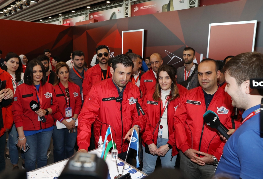 Selcuk Bayraktar visita el stand de TEKNOFEST-Azerbaijan