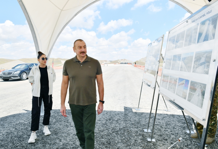 Füsuli: Präsident Ilham Aliyev und First Lady Mehriban Aliyeva inspizieren Bau der Autobahn Horadiz-Dschäbrayil-Sängilan-Aghbänd VIDEO