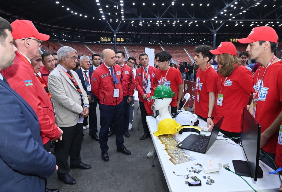 Ministro de Educación se familiarizó con stands educativos en TEKNOFEST Azerbaiyán