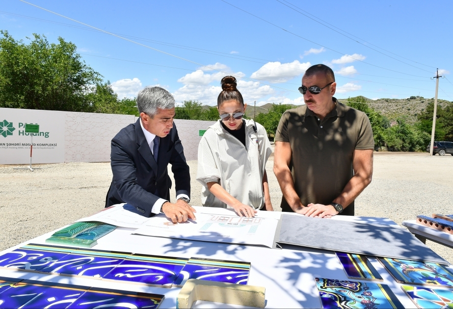 Präsident Ilham Aliyev und First Lady Mehriban Aliyeva besichtigen Bau der Zangilan-Moschee, legen Grundstein für Okkupations- und Siegesmuseum und lernen Masterplan von Zangilan kennen VIDEO
