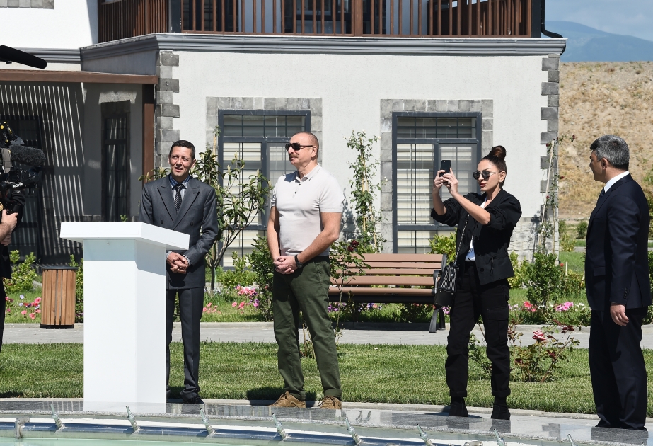 Präsident Ilham Aliyev und First Lady Mehriban Aliyeva nehmen an der Eröffnungsfeier der ersten Phase des Projekts “Smart Village“ in Region Zangilan teil VIDEO