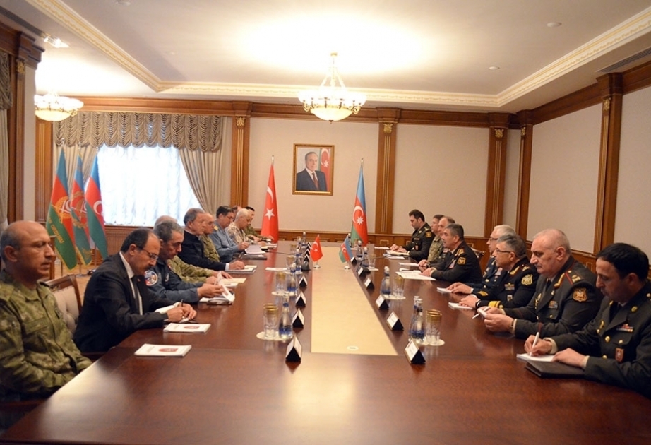 Ministro de Defensa de Azerbaiyán se reúne con su homólogo turco
