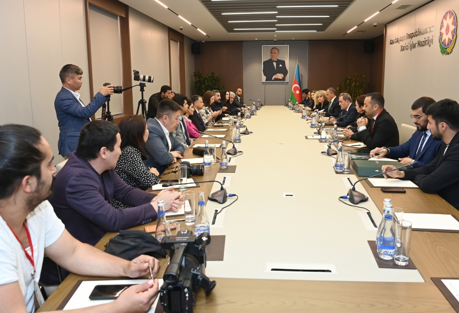 Canciller azerbaiyano se reúne con los participantes del Foro de Medios de Comunicación Azerbaiyán-Europa