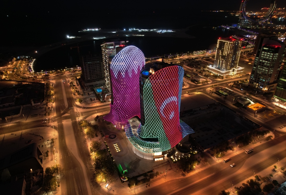 Las torres gemelas de Qatar se iluminaron con los colores de la bandera de Azerbaiyán