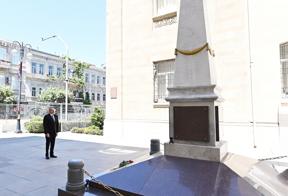 Le président Ilham Aliyev visite le monument à la gloire de la République démocratique d'Azerbaïdjan VIDEO