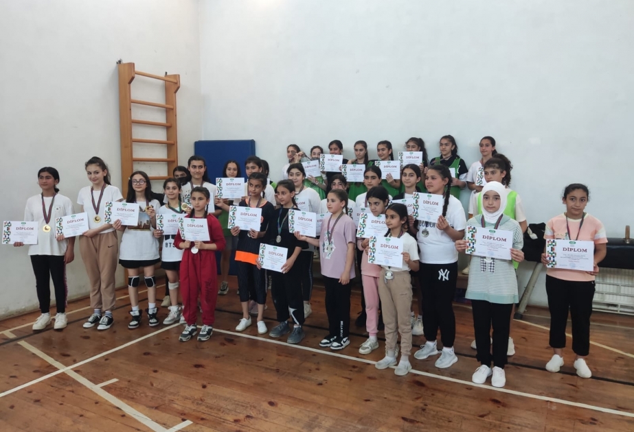 Xəzər rayonunda keçirilən qızlar arasında voleybol yarışının qalibləri mükafatlandırılıb