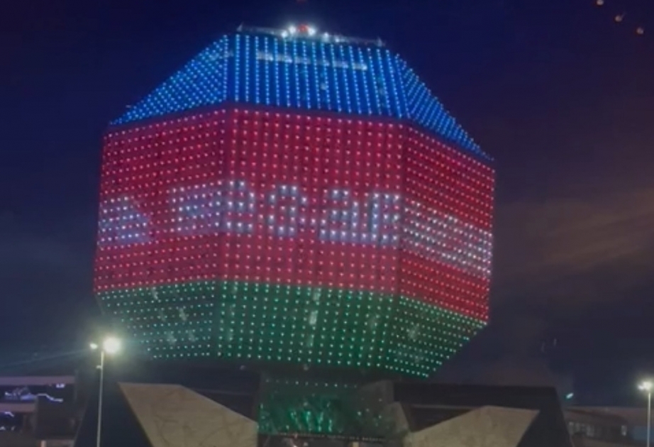 El emblemático edificio de Minsk se ilumina con los colores de la bandera de Azerbaiyán