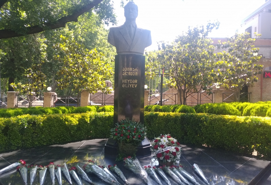 Ulu Öndərin Tbilisidəki abidəsi ziyarət olunub