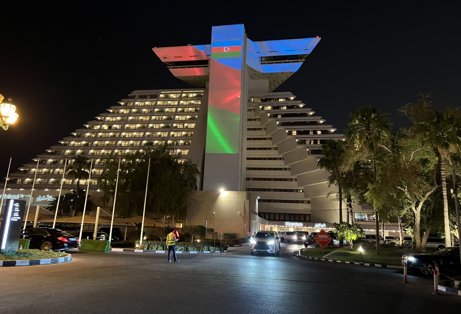 Dohanın mərkəzində “Sheraton” mehmanxanasının binası Azərbaycan bayrağının rəngləri ilə işıqlandırılıb