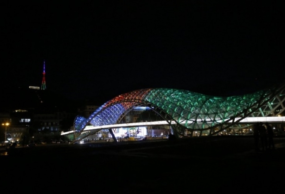 Torre de televisión y el puente de Tiflis se iluminan con los colores de la bandera azerbaiyana