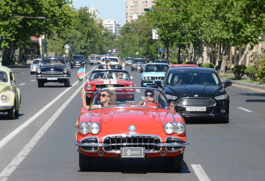 Parade alter Autos in Baku stattgefunden