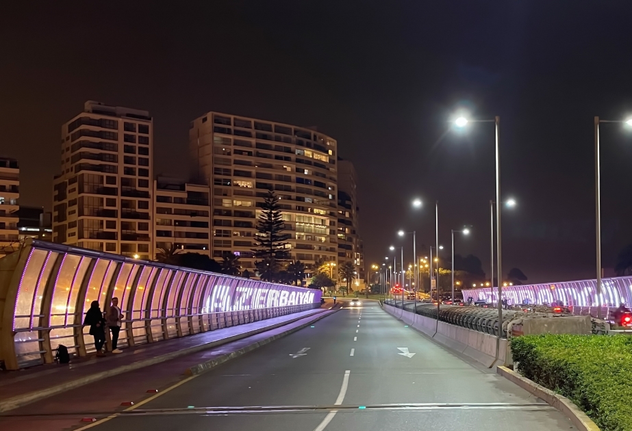Famoso puente en la capital de Perú, Lima, se ilumina con los colores de la bandera de Azerbaiyán