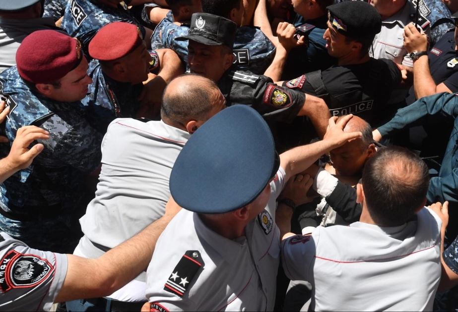 İrəvanda polis etiraz aksiyalarının iştirakçılarını saxlamağa başlayıb VİDEO