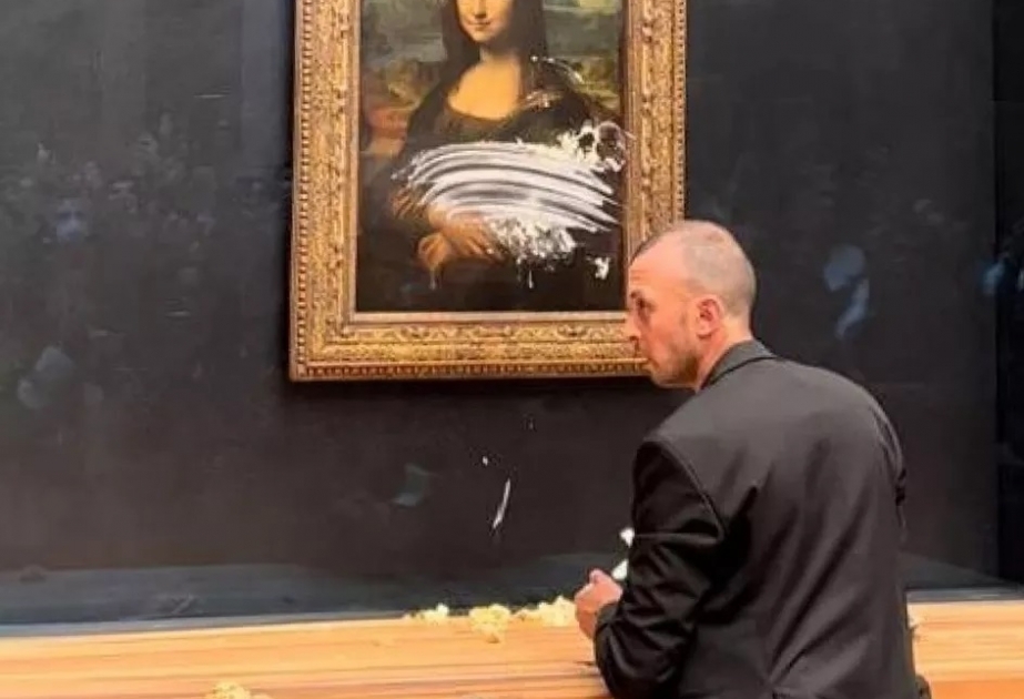 Leonardo da Vinçinin “Mona Liza” əsərinə tort parçası atılıb VİDEO