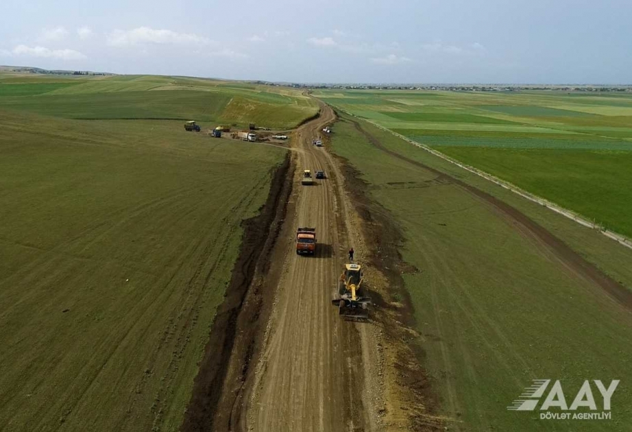 Se están reconstruyendo las carreteras que conectan 14 asentamientos en el distrito de Jalilabad