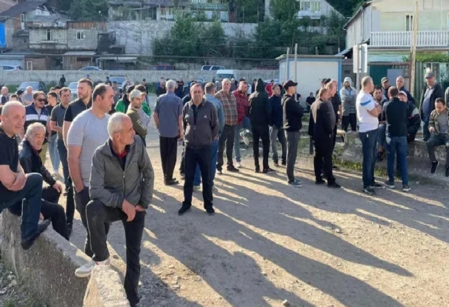 Borjomi mineral water company employees on strike demanding reinstatement of coworkers