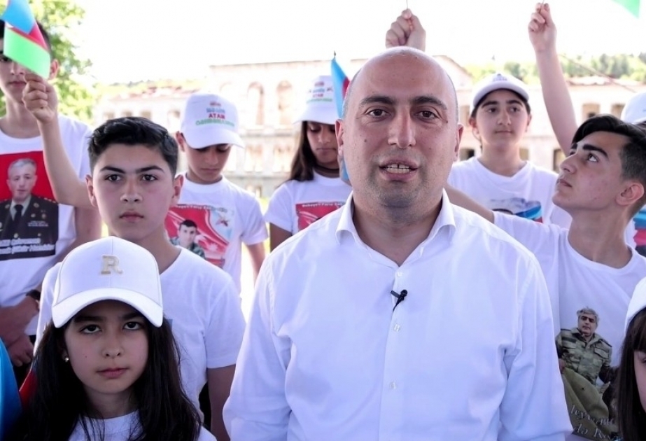 El ministro de Educación de Azerbaiyán felicita a los niños desde Shusha