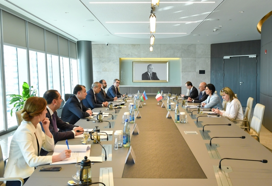 بحث توسيع العلاقات الاقتصادية التجارية الثنائية بين أذربيجان وإيطاليا