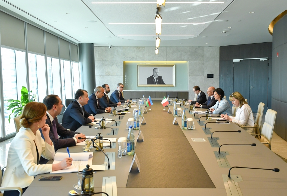 Azerbaiyán e Italia discuten la cooperación en la restauración de las tierras de Azerbaiyán liberadas de la ocupación