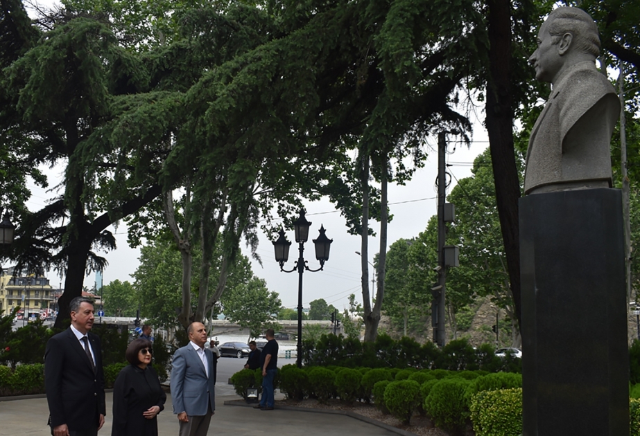 Azerbaijani deputy culture minister visits monument to national leader Heydar Aliyev in Tbilisi