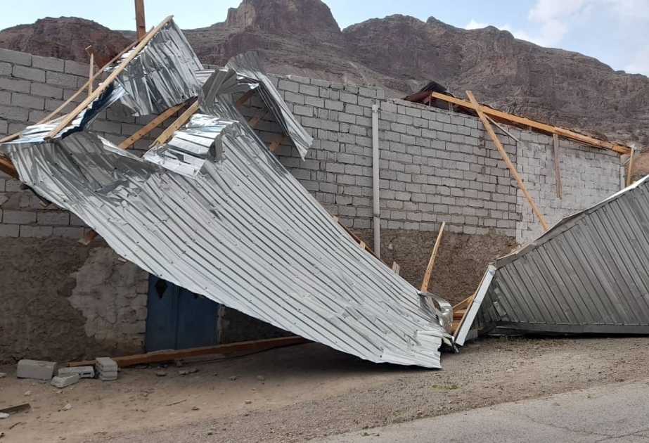Nachitschewan: Heftiger Wind in Ordubad viele Dächer abgedeckt VIDEO