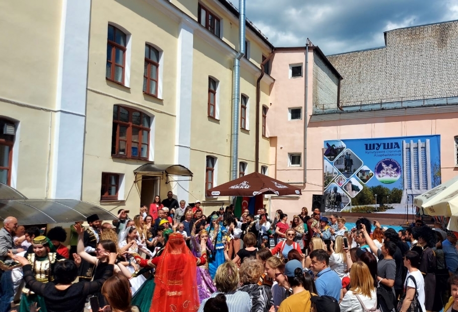 Un stand dedicado a la ciudad de Shusha se demuestra en un festival internacional en Bielorrusia