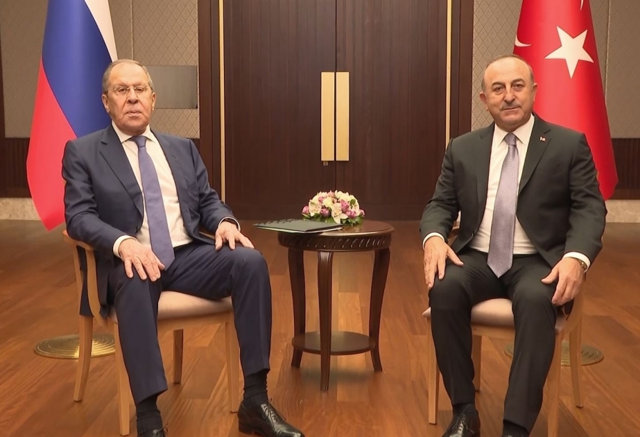 Le ministre turc des Affaires étrangères Mevlut Cavusoglu rencontre son homologue russe Sergueï Lavrov à Ankara