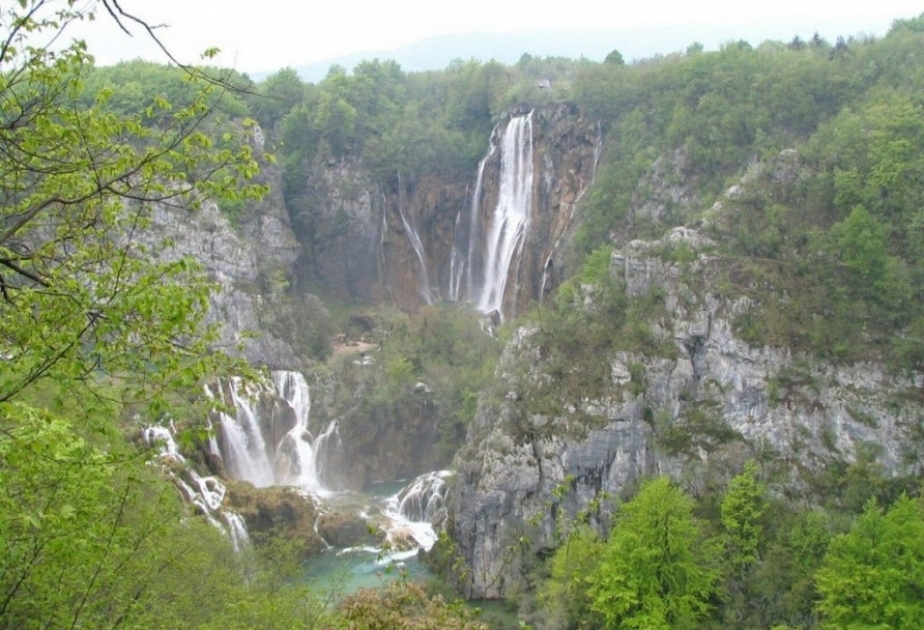 Tausende von Touristen besuchen jedes Jahr Yeddi Gözel-Wasserfall, um dieses Naturschauspiel zu bewundern