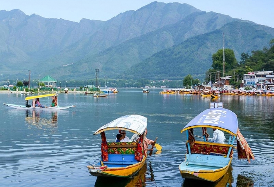 Dal Lake – Jewel in the Crown of Kashmir