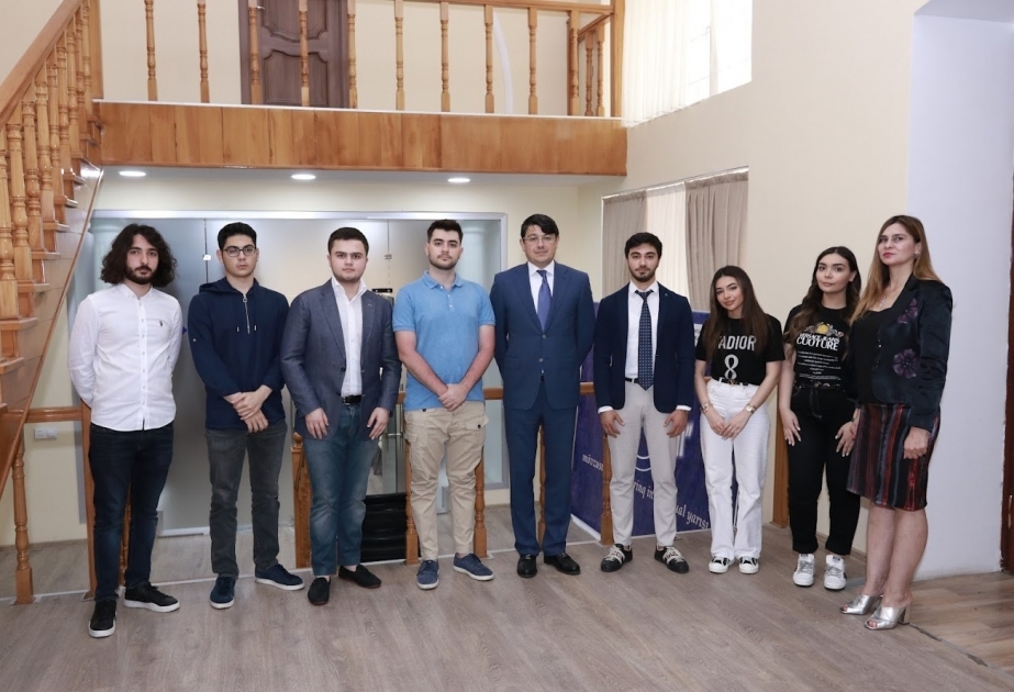 Los jóvenes azerbaiyanos que estudian en el Reino Unido visitan el Comité Estatal para el Trabajo con la Diáspora