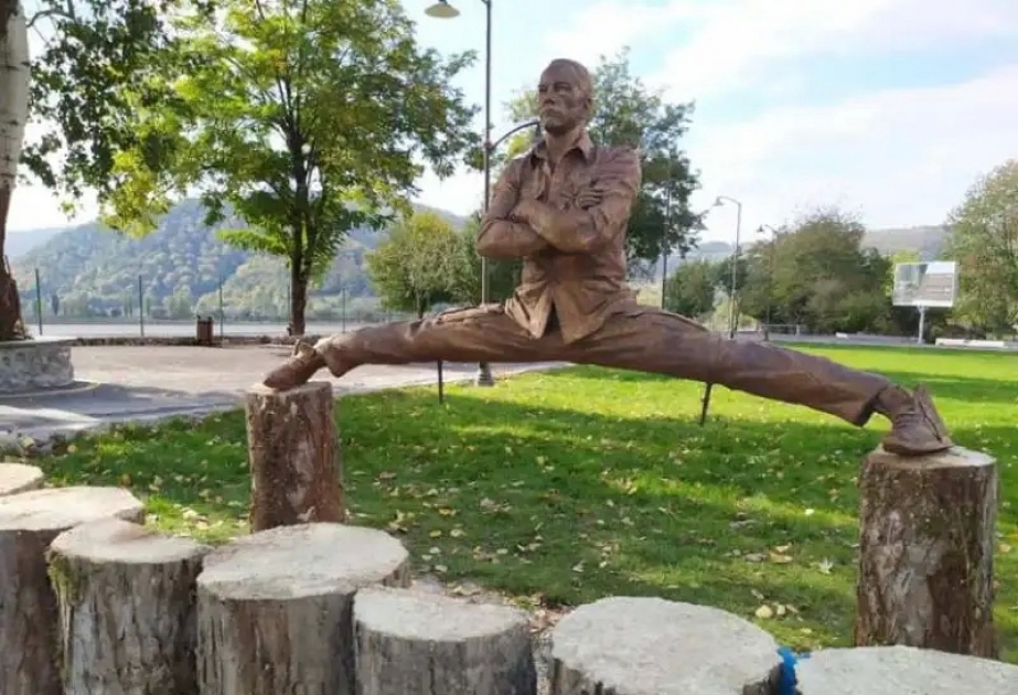 Schauspieler Jean-Claude Van Damme weiß selbst von einem für ihn im gleichnamigen Dorf in Aserbaidschan errichteten Denkmal