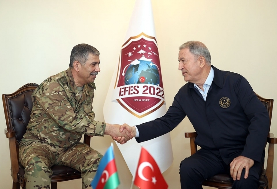 وزير الدفاع الاذربيجاني يلتقي وزير الدفاع الوطني التركي في ازمير