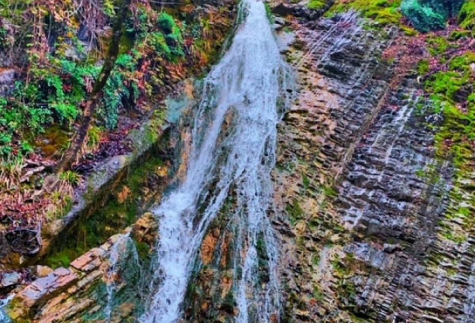 Miles de turistas visitan cada año la cascada de Yeddi Gözel de Azerbaiyán para admirar este espectáculo natural