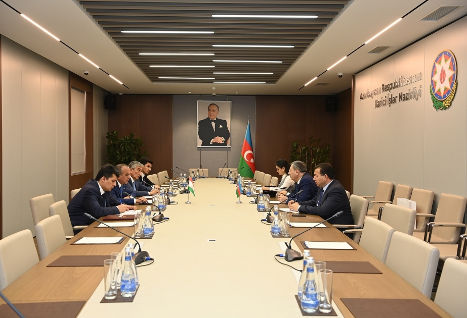 Se celebran consultas políticas entre los Ministerios de Asuntos Exteriores de Azerbaiyán y Tayikistán