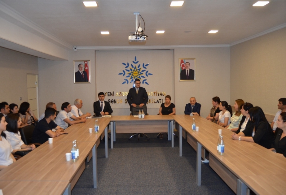 YAP Gəncə şəhər təşkilatında partiya sıralarına yeni qəbul olunanlara üzvlük vəsiqələri təqdim edilib