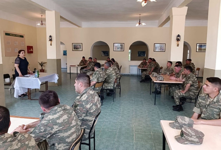 Hərbi qulluqçular üçün seminarlar keçirilib