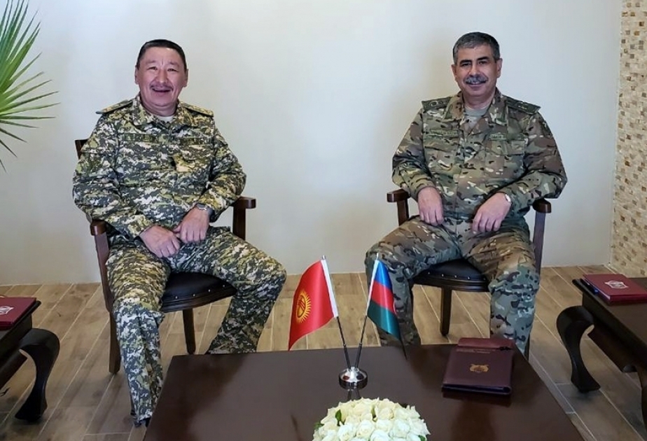 阿塞拜疆和吉尔吉斯斯坦两国国防部长举行双边会晤