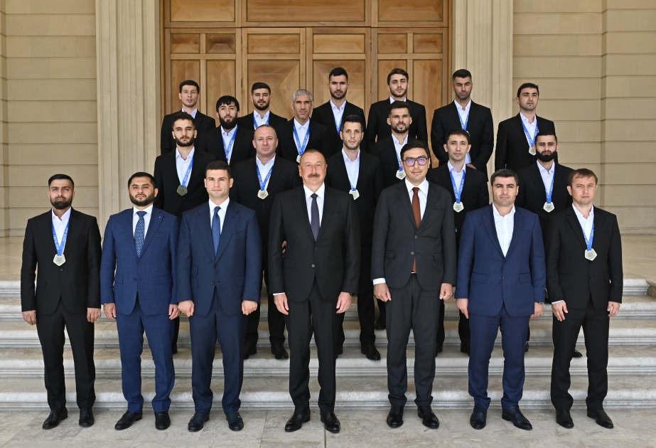 الرئيس إلهام علييف يلتقي أعضاء المنتخب الوطني الفائزين ببطولة أوروبا
