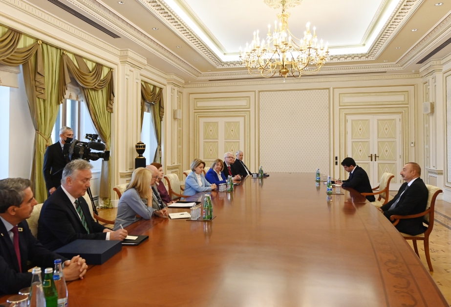 El Presidente de Azerbaiyán recibe a los copresidentes y miembros del consejo de administración del Centro Internacional Nizami Ganjavi