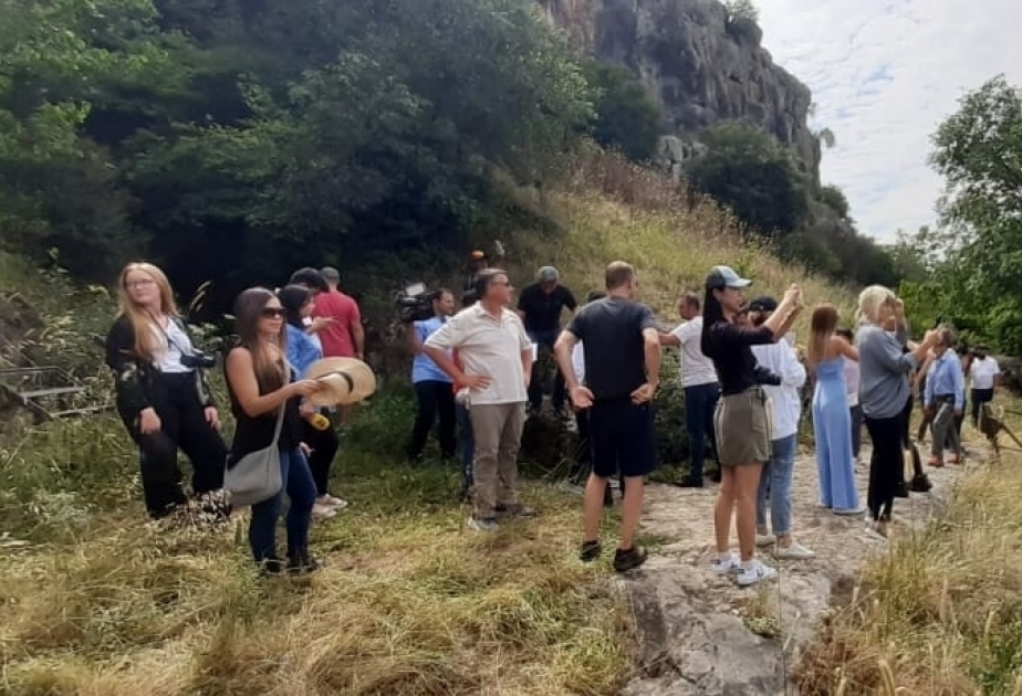 Comienza el viaje de famosos viajeros de 10 países a Karabaj